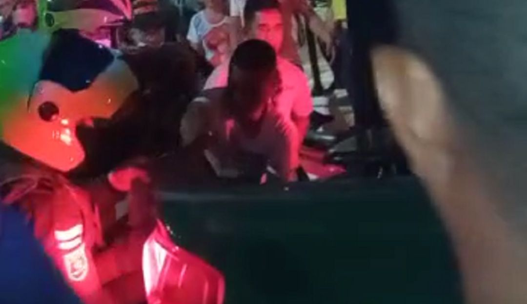 momentos en que intentan auxiliar a los patrulleros momentos en que intentan auxiliar a los patrulleros