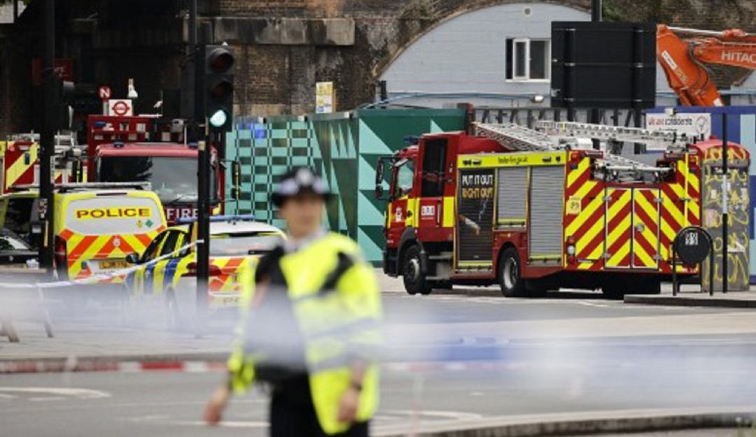Fuerte incendio en estación de metro de Londres, Reino Unido Fuerte incendio en estación de metro de Londres, Reino Unido