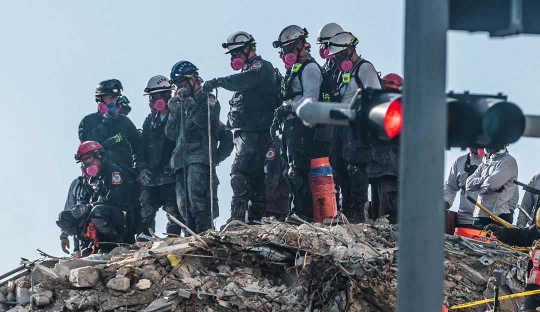 Equipos trabajan en el edificio colapsado Equipos trabajan en el edificio colapsado