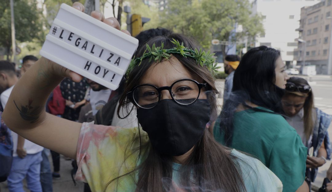 Aunque se permite el porte y consumo de marihuana en México, no se autoriza su venta o importación. Aunque se permite el porte y consumo de marihuana en México, no se autoriza su venta o importación.