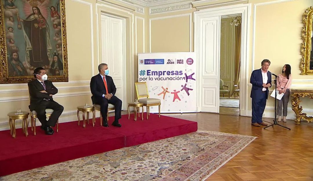 En total son 2,5 millones de vacunas, provenientes de China, adquiridas por empresas privadas para inmunizar a cerca 1,2 millones de trabajadores En total son 2,5 millones de vacunas, provenientes de China, adquiridas por empresas privadas para inmunizar a cerca 1,2 millones de trabajadores