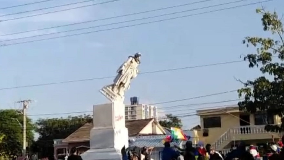 Manifestantes derriban estatua de Cristóbal Colón en Barranquilla