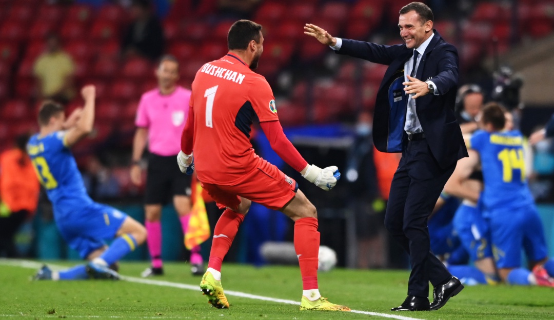 Andriy Shevchenko celebrando la clasificación a cuartos de final de la Eurocopa junto a Gueorgui Bushchán Andriy Shevchenko celebrando la clasificación a cuartos de final de la Eurocopa junto a Gueorgui Bushchán
