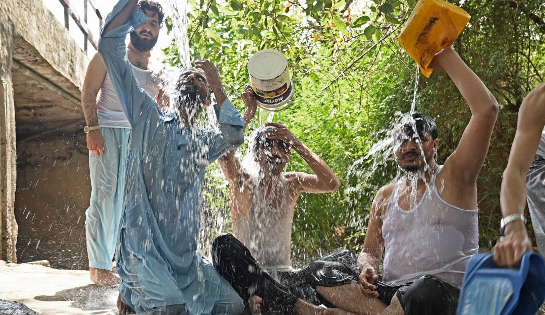 Los pakistaníes han recurrido a utilizar baldes de agua a las afueras de sus casas, bajo la sombra, para enfrentar el aumento de temperatura. Los pakistaníes han recurrido a utilizar baldes de agua a las afueras de sus casas, bajo la sombra, para enfrentar el aumento de temperatura.