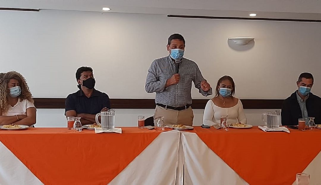 El líder político Mauricio Lizcano y su grupo del nuevo grupo Gente en Movimiento. El líder político Mauricio Lizcano y su grupo del nuevo grupo Gente en Movimiento.