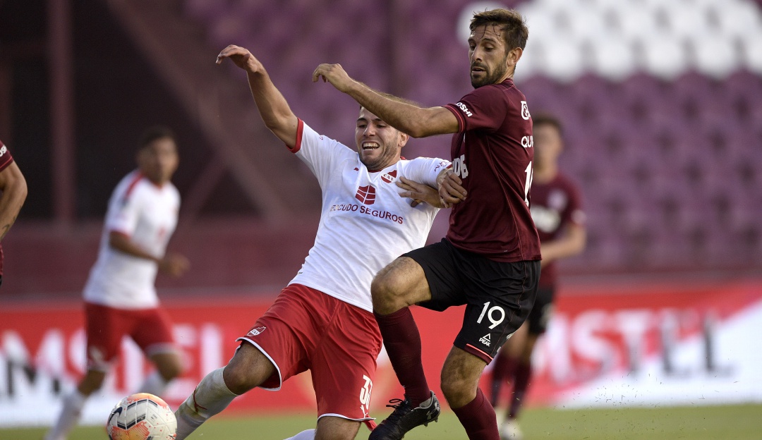 Nicolás Messiniti de Independiente barriéndose ante Facundo Quignón de Lanús Nicolás Messiniti de Independiente barriéndose ante Facundo Quignón de Lanús