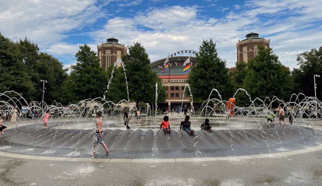 El alza en las temperaturas ha volcado a la ciudadanía de Canadá y Estados Unidos a las calles a buscar formas de refrescarse. El alza en las temperaturas ha volcado a la ciudadanía de Canadá y Estados Unidos a las calles a buscar formas de refrescarse.