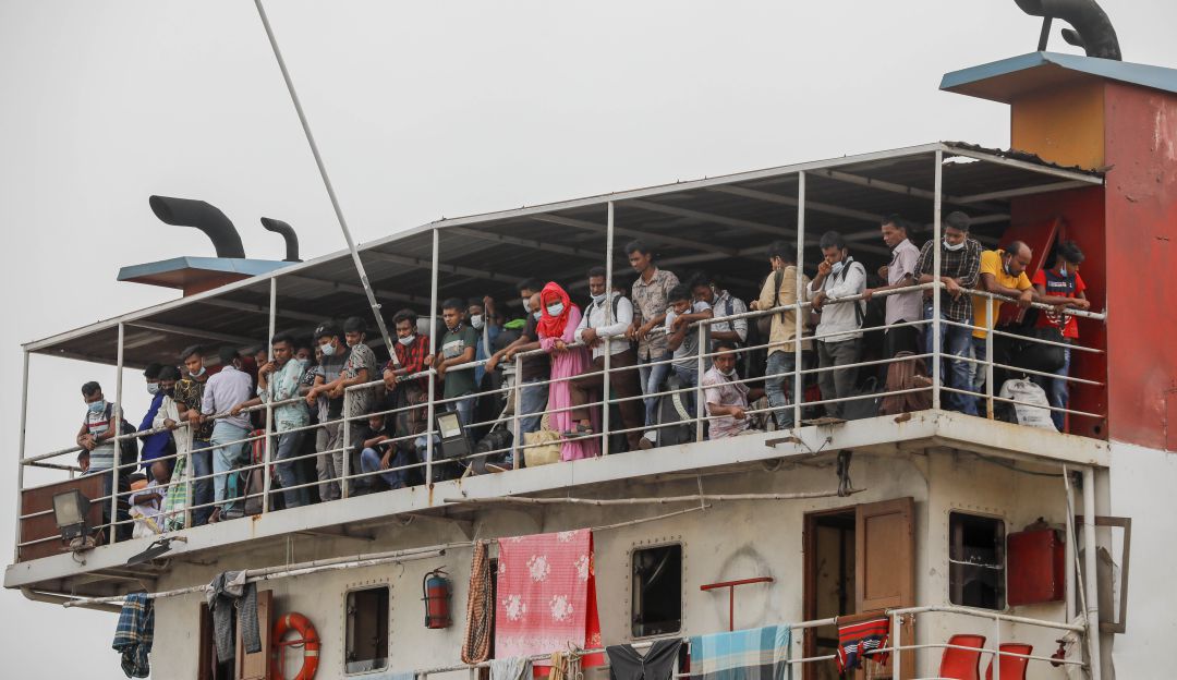 Pese a los llamados a mantener el distanciamiento, en Bangladesh se mantiene el hacinamiento en el transporte público. Pese a los llamados a mantener el distanciamiento, en Bangladesh se mantiene el hacinamiento en el transporte público.