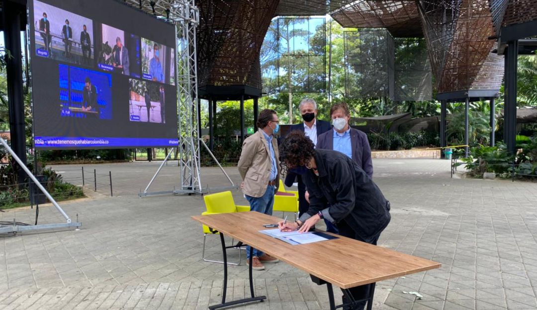 La información que recoge el proceso es entregada a actores que puedan aportar e incidir en la generación de políticas públicas.
La información que recoge el proceso es entregada a actores que puedan aportar e incidir en la generación de políticas públicas.