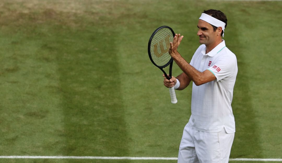 Roger Federer se despide del público de la cancha central tras su victoria en segunda ronda de Wimbledon. Roger Federer se despide del público de la cancha central tras su victoria en segunda ronda de Wimbledon.