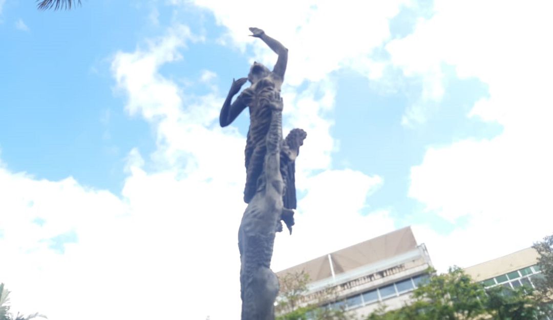 Monumento al Esfuerzo en la Plaza de Bolívar de Armenia Monumento al Esfuerzo en la Plaza de Bolívar de Armenia
