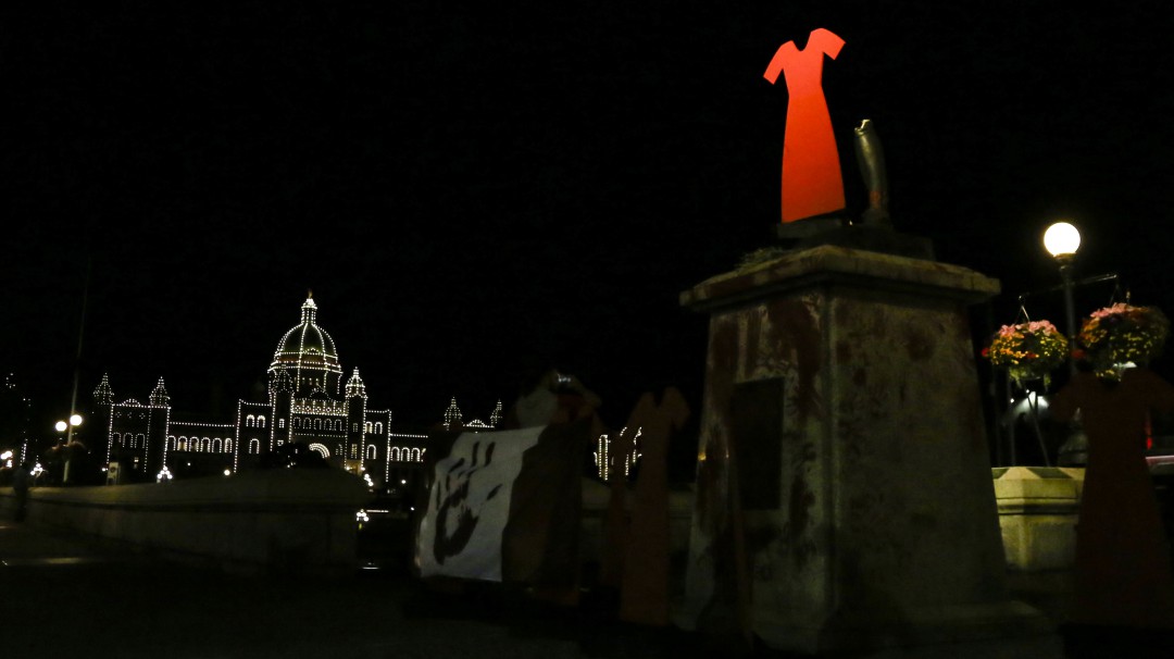 Manifestantes tumban estatuas en Canadá ante hallazgo de tumbas indígenas