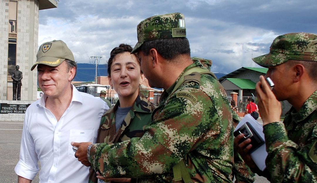 Juan Manuel Santos acompaña a Íngrid Betancourt mientras recibe saludos de funcionarios de la Base de Tolemaida, luego de ser liberada en la Operación Jaque Juan Manuel Santos acompaña a Íngrid Betancourt mientras recibe saludos de funcionarios de la Base de Tolemaida, luego de ser liberada en la Operación Jaque