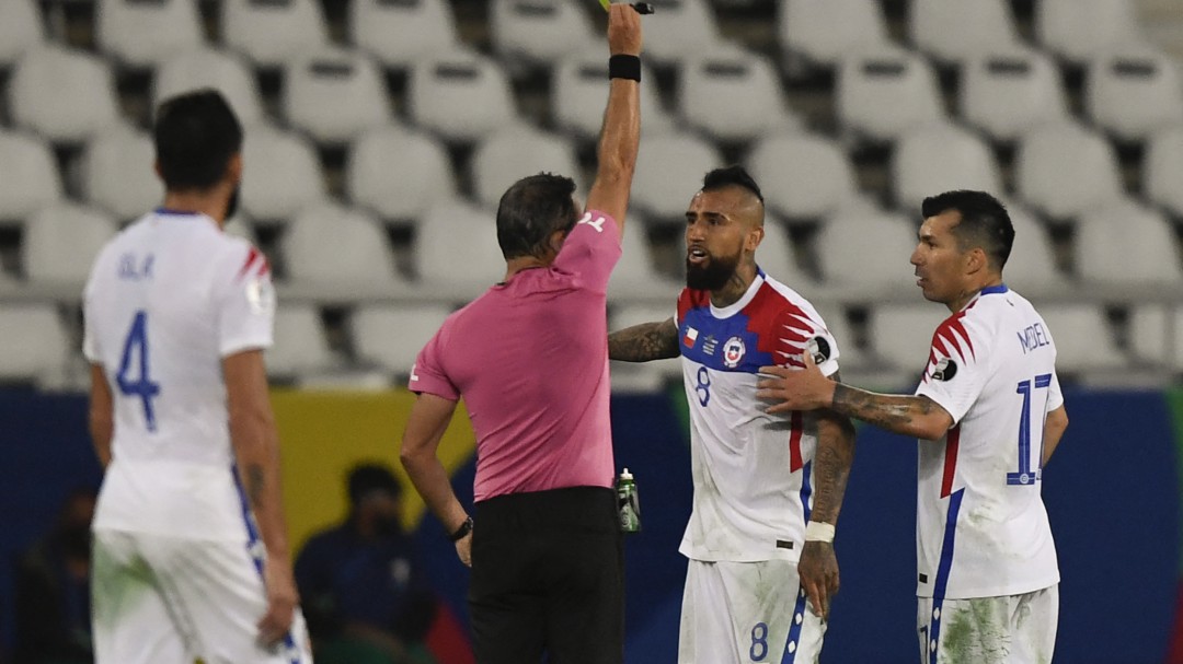 Arturo Vidal llamó "payasito" a árbitro Loustau tras caer ante Brasil
