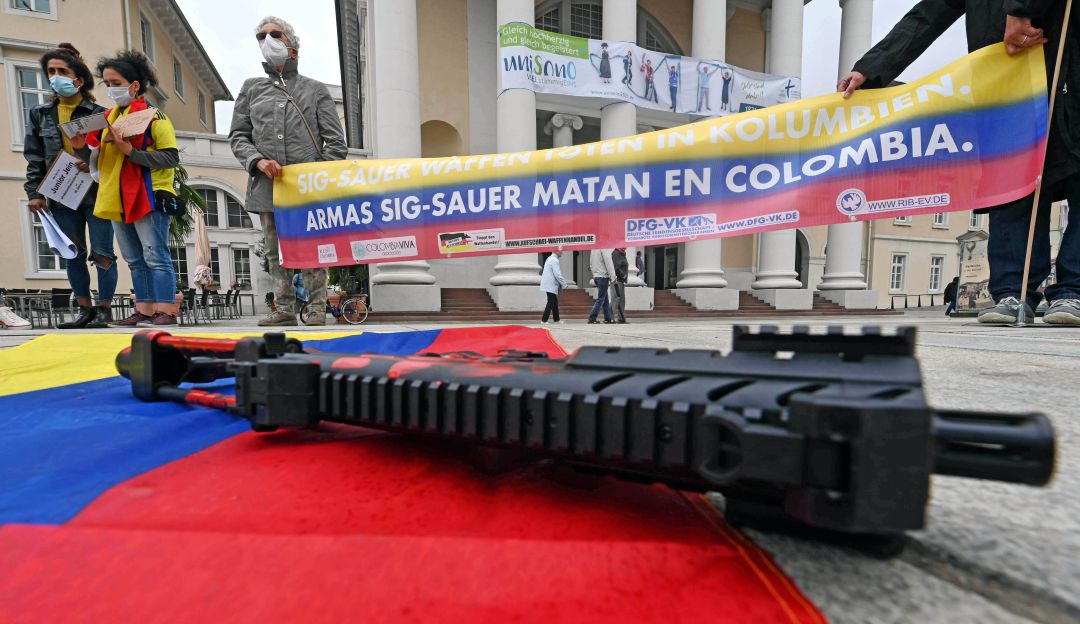 Protestas previo al veredicto que condenó a un grupo miembro de Sig Sauer. Protestas previo al veredicto que condenó a un grupo miembro de Sig Sauer.