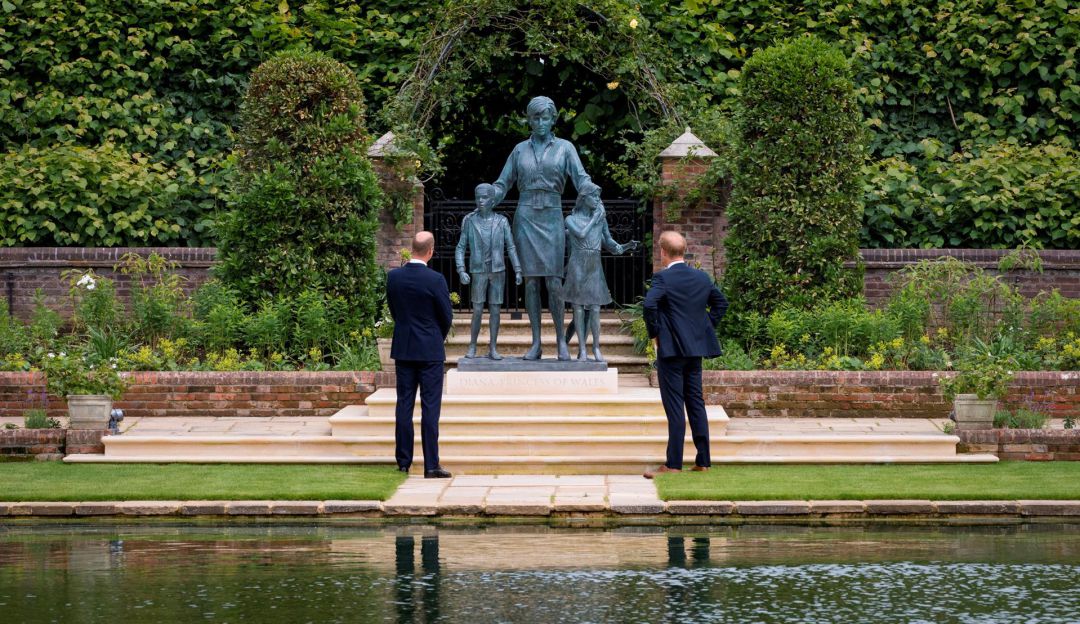 Los príncipes Guillermo y Enrique desvelan una estatua cerca del palacio de Kensington en honor a su madre, Diana de Gales Los príncipes Guillermo y Enrique desvelan una estatua cerca del palacio de Kensington en honor a su madre, Diana de Gales