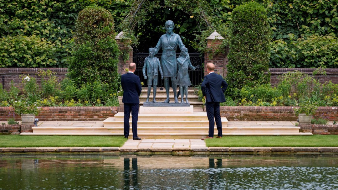 Guillermo y Harry desvelan juntos una estatua en honor a Diana de Gales