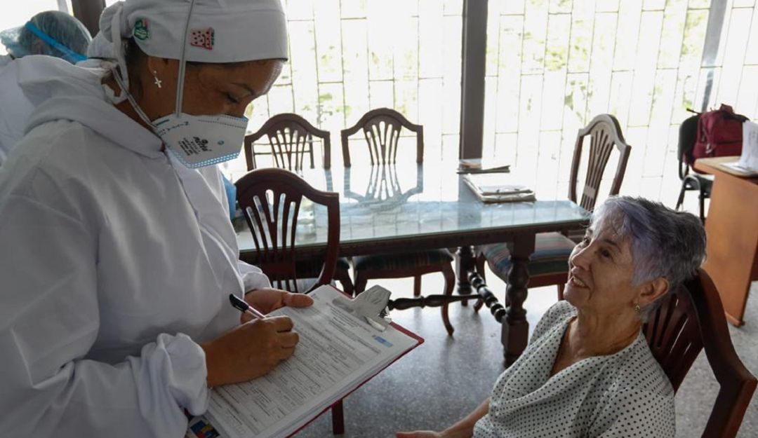 Realización de pruebas PCR para adultos mayores. Realización de pruebas PCR para adultos mayores.