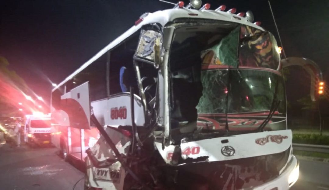 El bus accidentado en la carretera de la Circunvalar en Barranquilla. El bus accidentado en la carretera de la Circunvalar en Barranquilla.