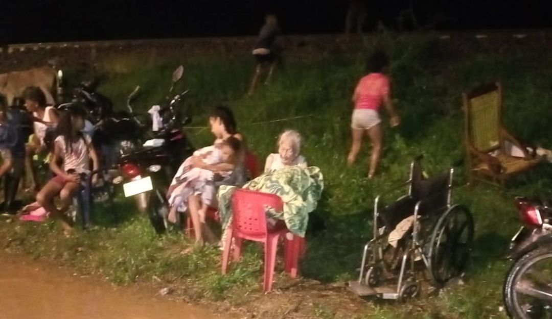 Personas en la línea férrea Personas en la línea férrea