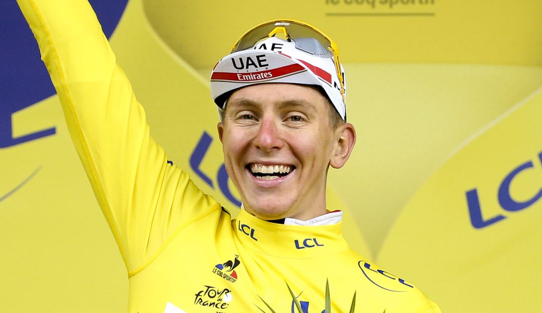 Tadej Pogacar luce la camiseta amarilla al terminar la novena etapa del Tour. Tadej Pogacar luce la camiseta amarilla al terminar la novena etapa del Tour.
