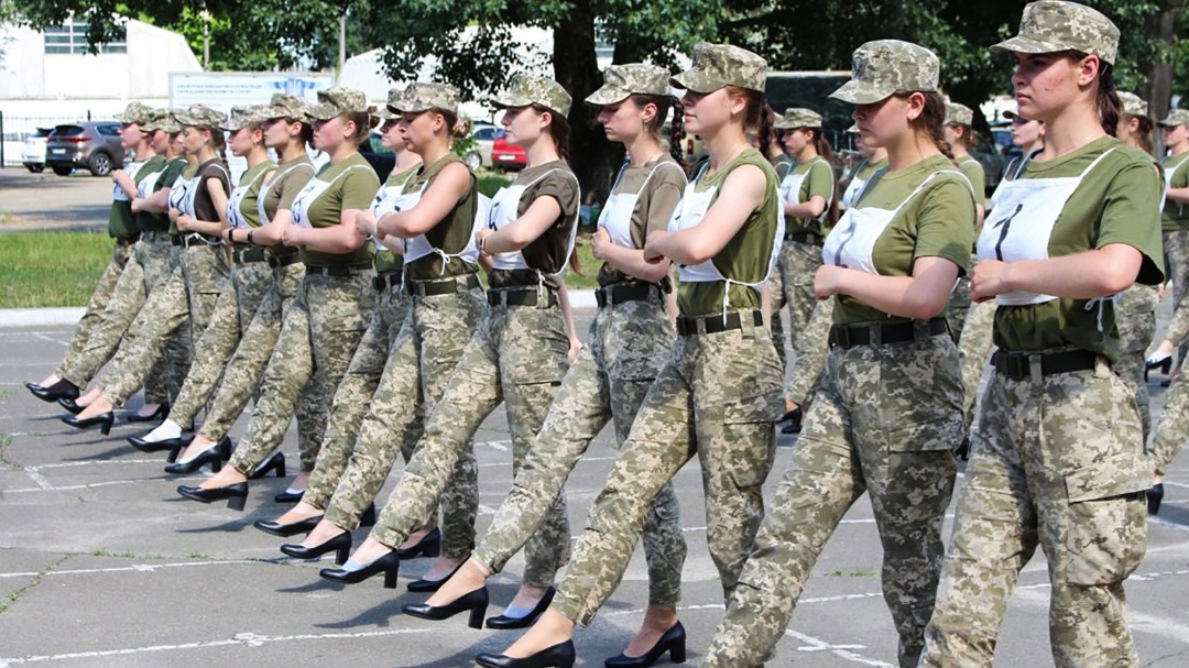 Ejército de Ucrania obliga a mujeres militares a desfilar con tacones