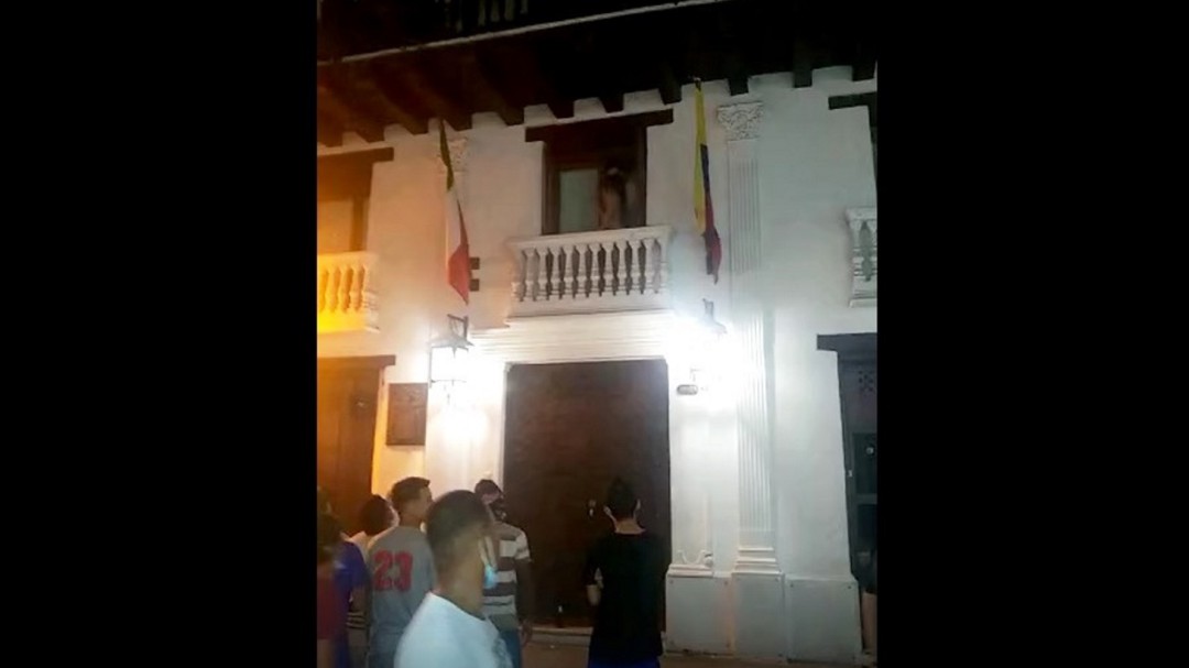 Sancionadas personas que sostuvieron actos sexuales en balcón de Cartagena
