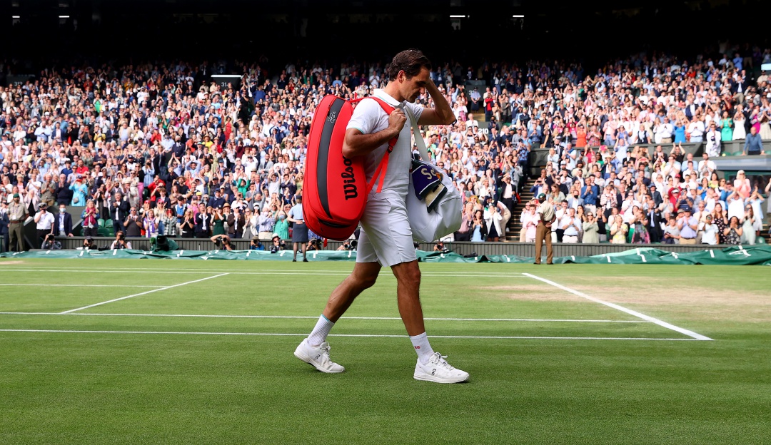 Roger Federer despidiéndose de Wimbledon en 2021 tras caer con Hubert Hurkacz Roger Federer despidiéndose de Wimbledon en 2021 tras caer con Hubert Hurkacz