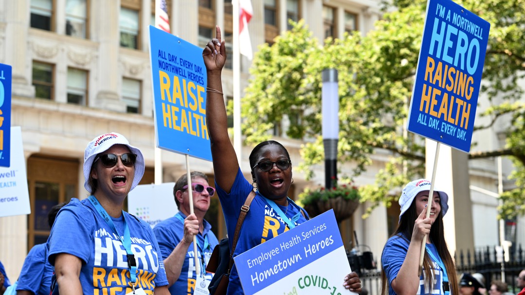 Nueva York celebra fin de las restricciones con un desfile sin tapabocas