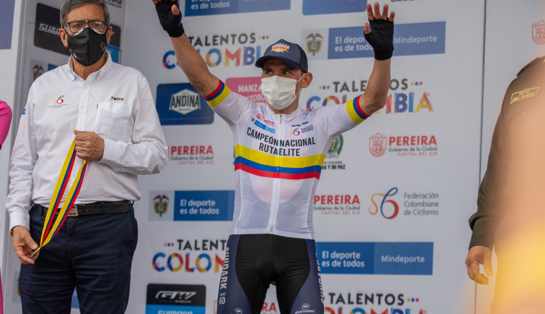 Aristóbulo Cala celebrando su título como campeón nacional de ruta en 2021 Aristóbulo Cala celebrando su título como campeón nacional de ruta en 2021