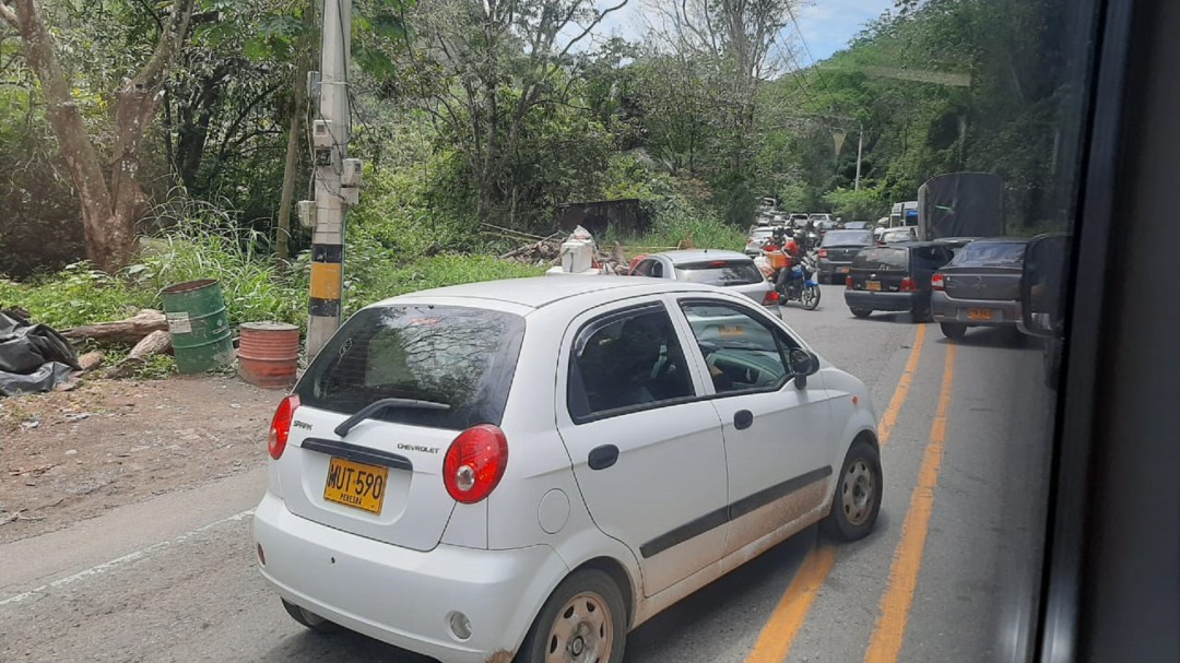 Filas de hasta 12 kilómetros en pare y siga de la vía Manizales - Medellín