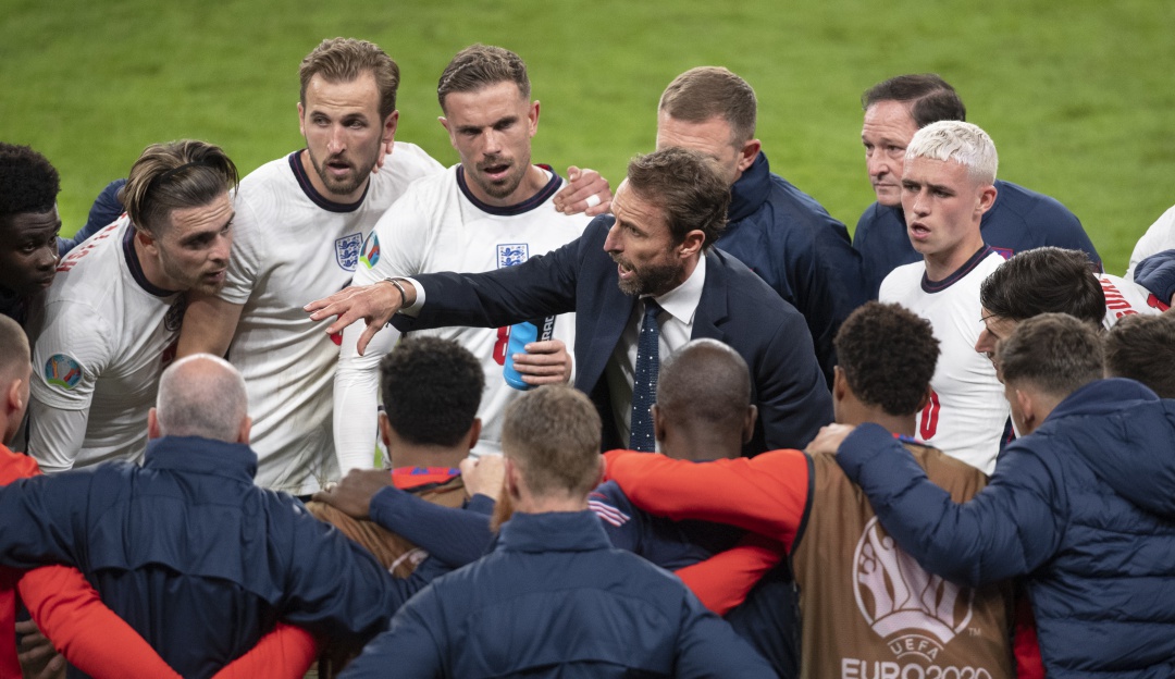 Southgate dándole indiciaciones a sus jugadores en Inglaterra vs Dinamarca de la Euro 2020 Southgate dándole indiciaciones a sus jugadores en Inglaterra vs Dinamarca de la Euro 2020