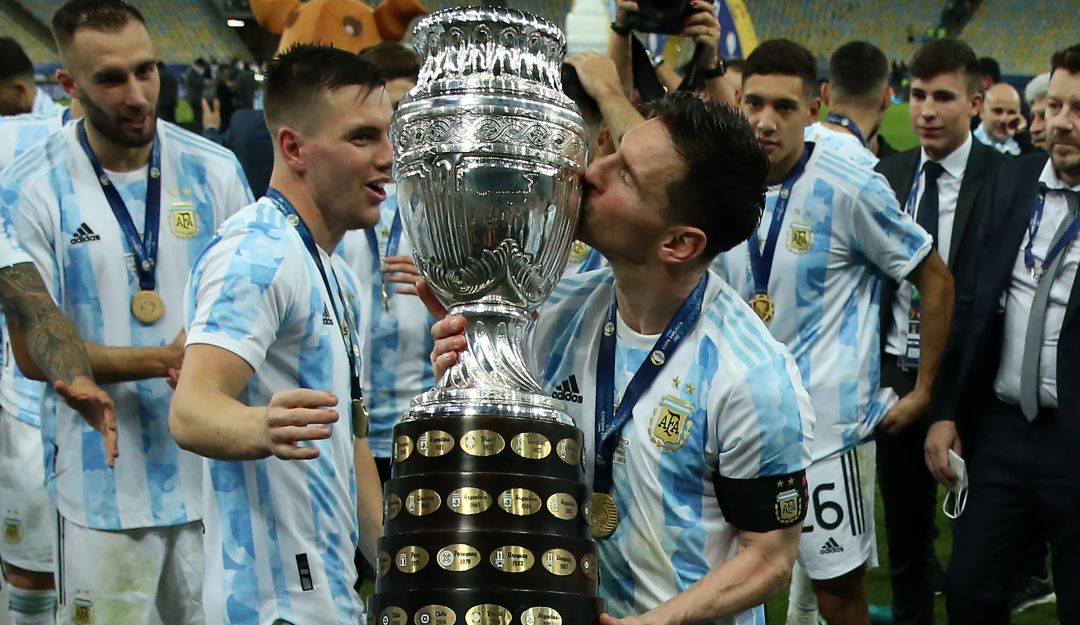 Messi besa el trofeo de la Copa América. Messi besa el trofeo de la Copa América.