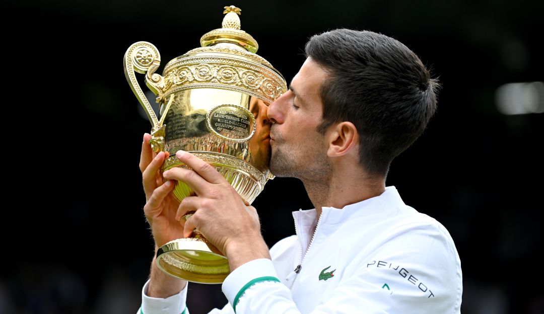 Novak Djokovic besa el trofeo de su sexto título de Wimbledon y el número 20 en Grand Slam. Novak Djokovic besa el trofeo de su sexto título de Wimbledon y el número 20 en Grand Slam.