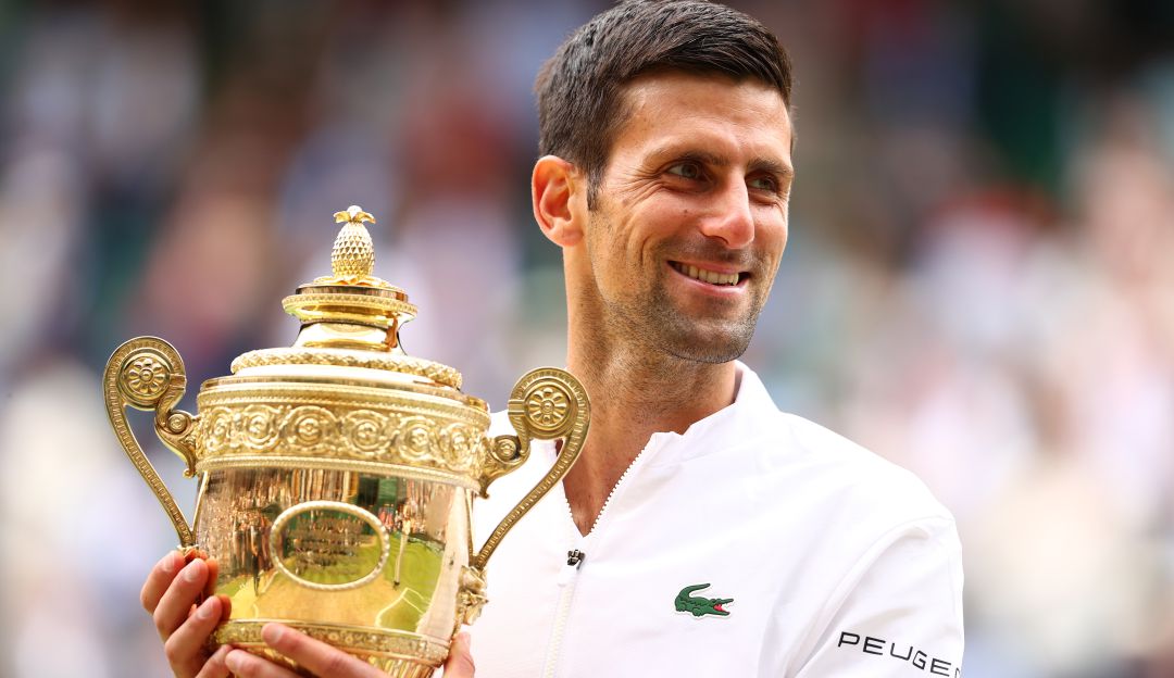 Novak Djokovic posa con su sexto trofeo de Wimbledon. Novak Djokovic posa con su sexto trofeo de Wimbledon.