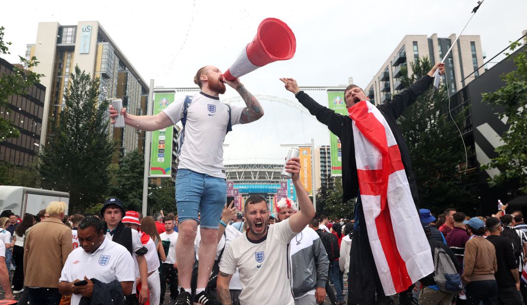 Hinchas ingleses festejan en las afuera de Wembley antes de la final de la Eurocopa Hinchas ingleses festejan en las afuera de Wembley antes de la final de la Eurocopa