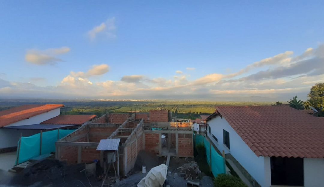 Desde el corregimiento de Pueblo Tapao al fondo la ciudad de Armenia Desde el corregimiento de Pueblo Tapao al fondo la ciudad de Armenia