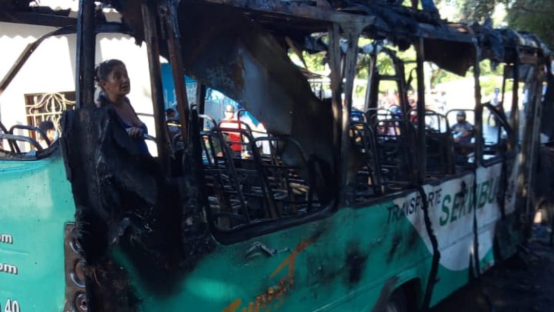 Dos heridos al chocar un bus y una moto en Barranquilla