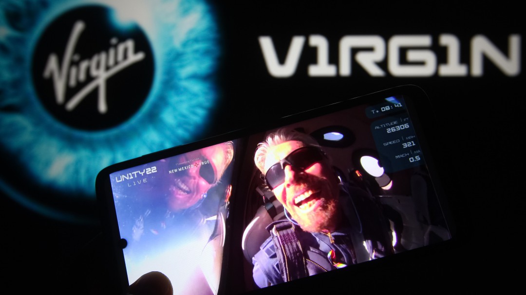 El magnate Richard Branson llega al espacio en vuelo de Virgin Galactic