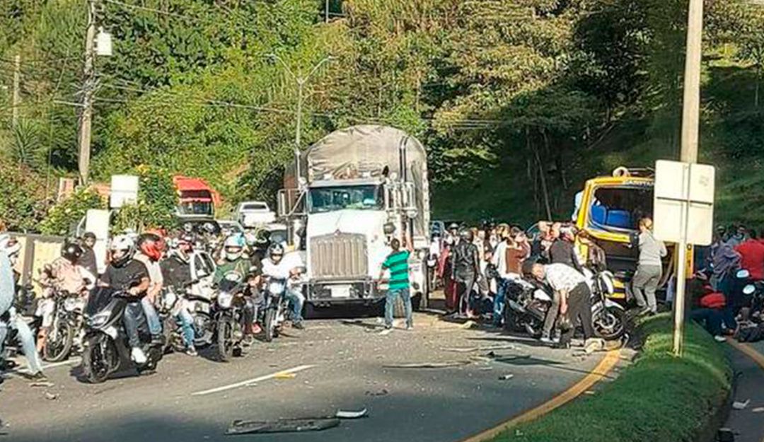 Accidente de tránsito en la vía Medellín Bogotá deja tres muertos Accidente de tránsito en la vía Medellín Bogotá deja tres muertos