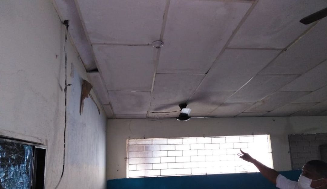 Padres de familia señalan que en este plantel no hay condiciones para una buena educación Padres de familia señalan que en este plantel no hay condiciones para una buena educación