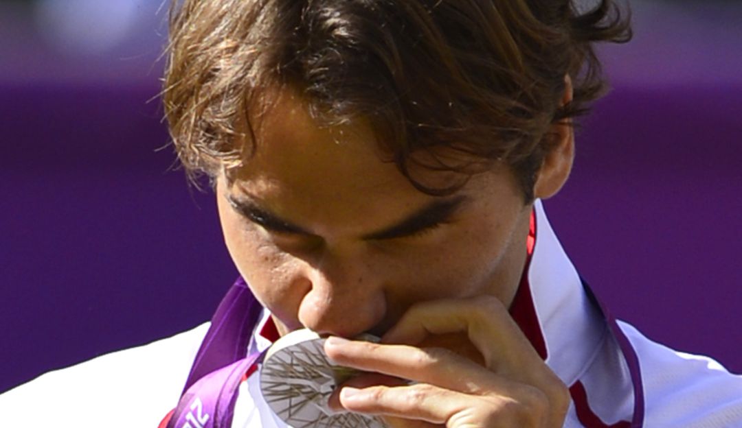 Roger Federer alcanzó la medalla de plata en sencillos en los Juegos Olímpicos de Londres 2012. Roger Federer alcanzó la medalla de plata en sencillos en los Juegos Olímpicos de Londres 2012.