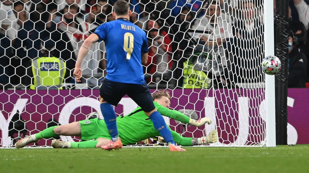 Pickford repitió el truco de la botella usado en Rusia 2018 contra Colombia