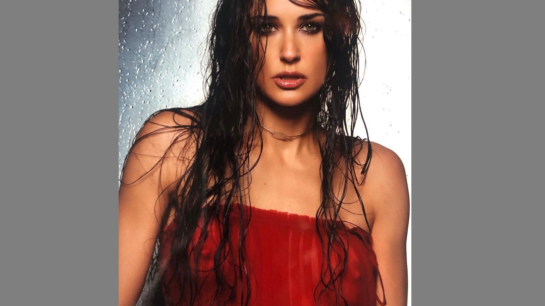 "Como un buen vino": Demi Moore posa en vestido de baño con sus hijas