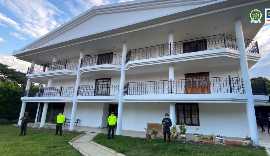 Uno de los inmuebles que llama la atención es un apartamento ubicado en el nororiente de Bogotá, avaluado en más de 25.000 millones de pesos. Uno de los inmuebles que llama la atención es un apartamento ubicado en el nororiente de Bogotá, avaluado en más de 25.000 millones de pesos.