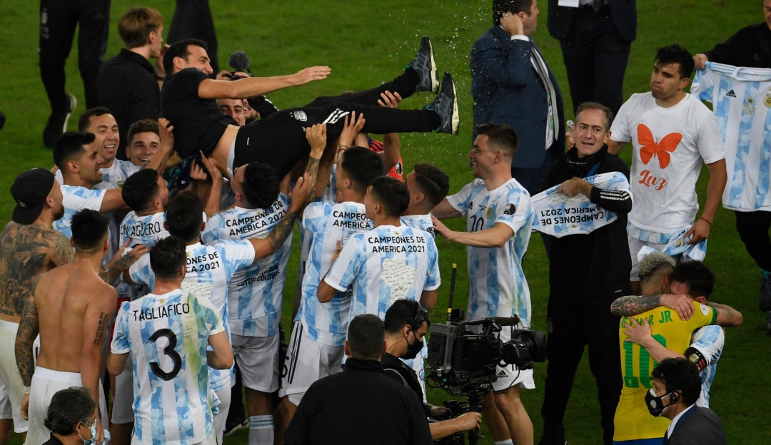 Jugadores de Argentina alzando a Lionel Scaloni Jugadores de Argentina alzando a Lionel Scaloni
