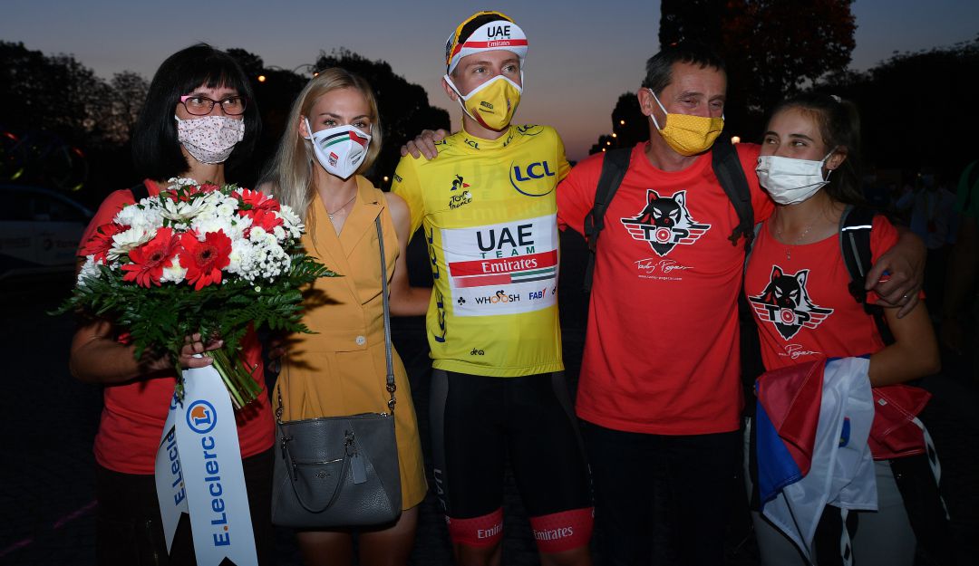 Tadej Pogacar posa junto a sus padres y pareja luego de ganar el Tour de Francia en 2020. Tadej Pogacar posa junto a sus padres y pareja luego de ganar el Tour de Francia en 2020.