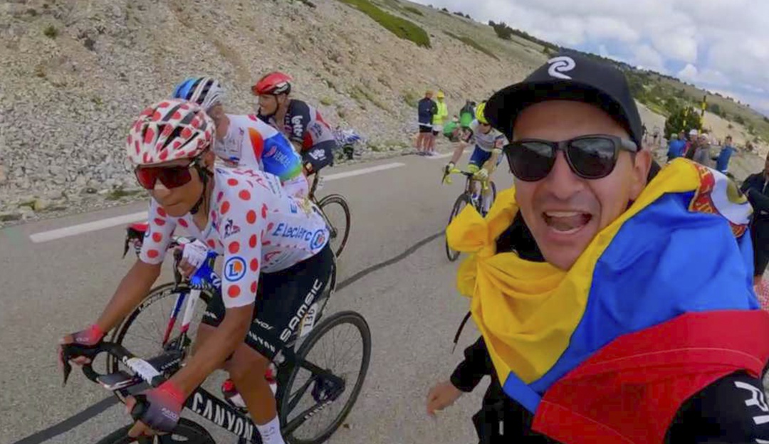 Nairo Quintana junto a un aficionado en el Tour de Francia 2021 Nairo Quintana junto a un aficionado en el Tour de Francia 2021
