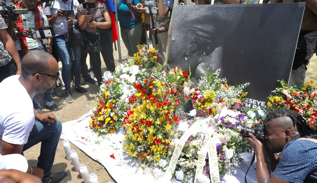 Homenaje a Jovenel Moise frente a la residencia presidencial. Homenaje a Jovenel Moise frente a la residencia presidencial.