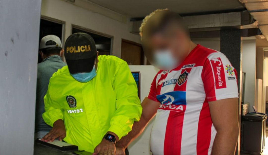 Además de 'El Profe', fueron detenidas tres personas en Bogotá, Villavicencio y Yopal. Además de 'El Profe', fueron detenidas tres personas en Bogotá, Villavicencio y Yopal.